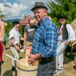 Ponúkanie žinčice. Žinčica v minulosti tvorila základ stravovanie na salaši.